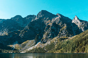 Lake in front of large boulders 