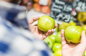 comparing grocery store apples